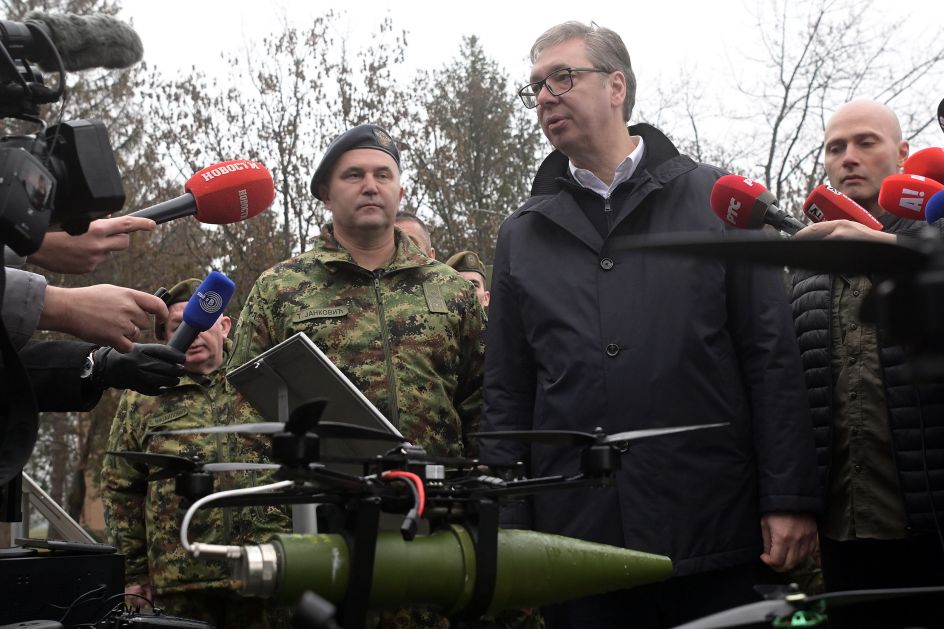 Vučić na prikazu vojne tehnike u Nišu: “Za nekoliko godina imaćemo na desetine hiljada dronova-kamikaza“, Srbija najverovatnije raspolaže sa planirajućim vođenim avio-bombama
