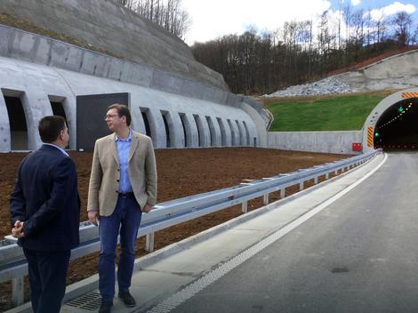 Vučić obilazi radove na najdužem mostu južnog kraka Koridora 10