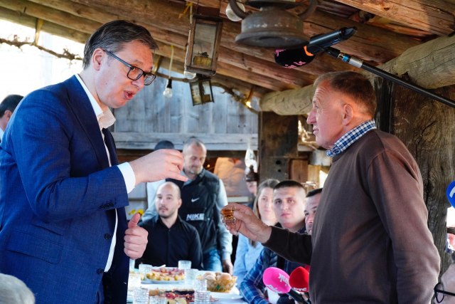 Vučić obišao etno-selo: Najbolje razgovore uvek imam sa vrednim domaćinima naše Srbije