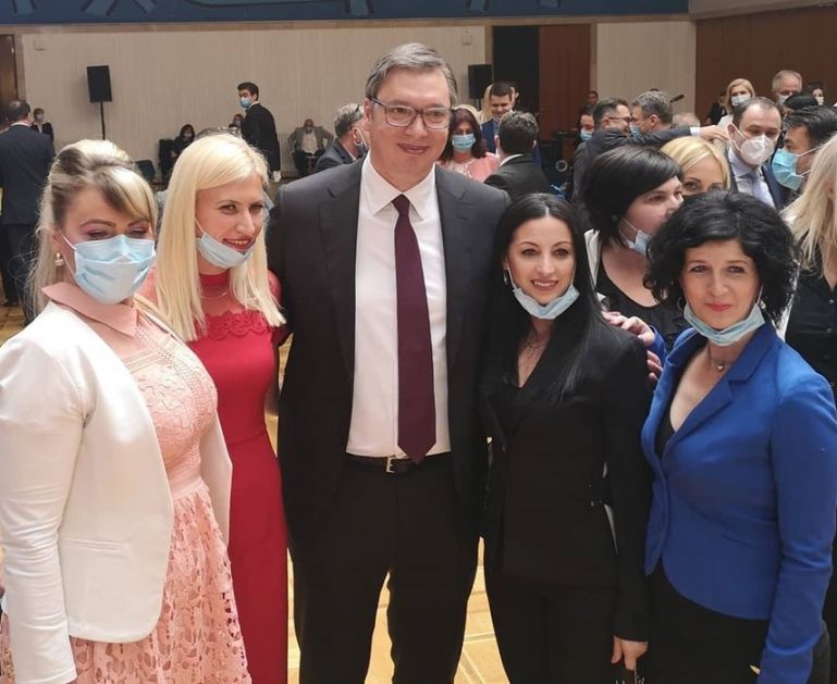 Vučić objavio fotografije sa medicinskim sestrama i lekarima