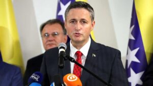 „Vučić očito nervozan“: Bećirović tvrdi da je „saradnik Šešelja i učesnik u varvarskoj opsadi Sarajeva poslednja osoba koja može držati lekcije“