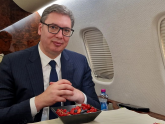 Vučić poslao poruku iz aviona: Vraćam se hitno za Beograd FOTO