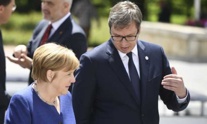 Vučič s Merkel o neodgovornim potezima Prištine