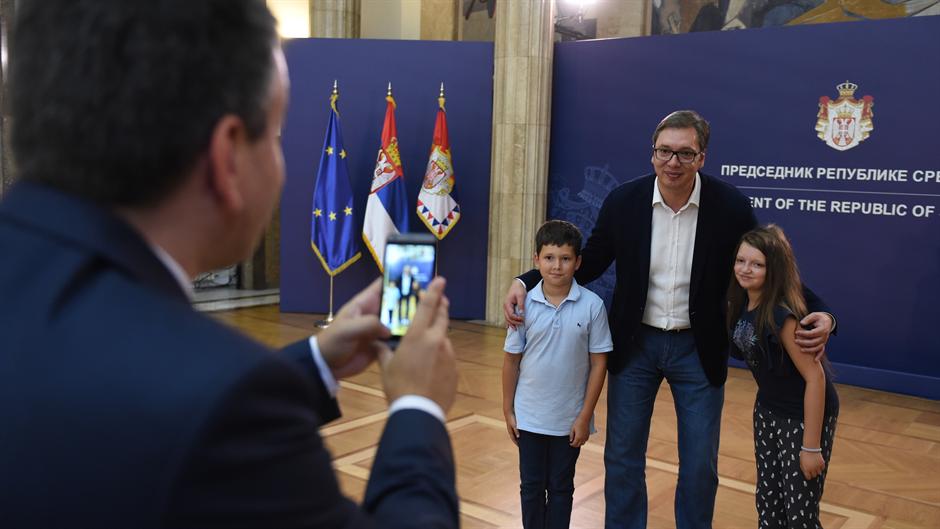 Vučić sa decom iz Hrvatske: Čuvajte ćirilicu FOTO