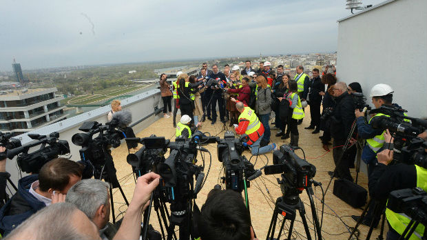 Vučić sa novinarima na krovu zgrade u Beogradu na vodi