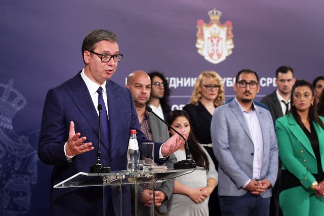 Vučić sa prvom generacijom polaznika Barvalipe: Verujem u snagu srpskog društva FOTO