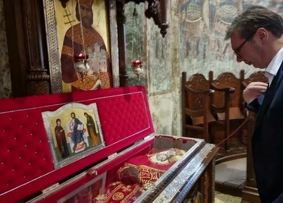 Vučić se u manastiru Ravanica poklonio moštima Kneza Lazara