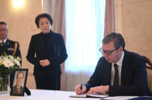 Vučić se upisao u knjigu žalosti povodom smrti Điang Cemina