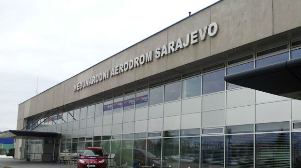 Vučić dočekan uz vojne počasti u Sarajevu