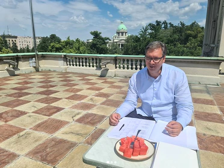 Vučić traži da mu donesu zeleniju lubenicu, a da ovu podele narodu