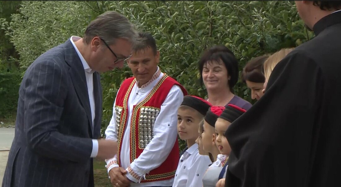 Vučić u Banstolu obišao porodicu Radan koja je u Oluji proterana iz sela kod Knina