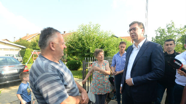 Vučić u Borči sa građanima kojima je nevreme nanelo štetu