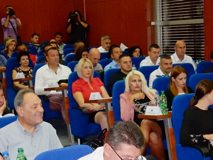 Vučić u Lebanu otvara fabriku, u Leskovcu se pomera sednica Skupštine