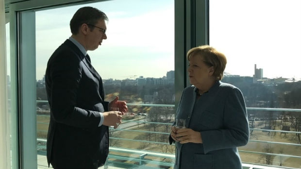 Vučić sa Merkelovom u Parizu