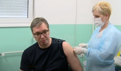 Vučić u Pukovcu primio drugu dozu vakcine Sinofarm