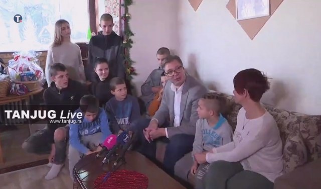 Vučić u poseti samohranoj majci devetoro dece - obećao proširenje kuće VIDEO