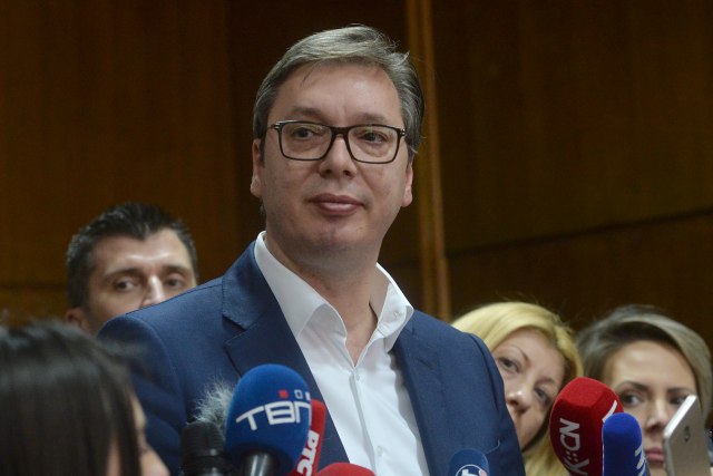 Vučić uneo badnjak u zgradu Predsedništva