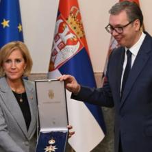 Vučić uručio Klaudiji Teni Orden srpske zastave prvog stepena Čast mi je da vam zahvalim, razvoj dobrih odnosa sa SAD predstavlja jedan od prioriteta naše politike