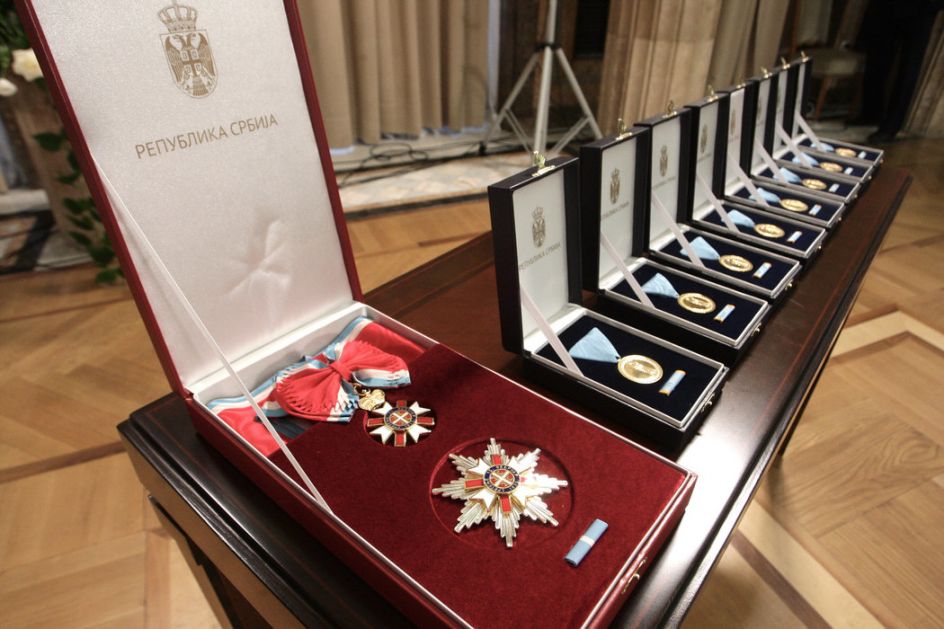 Vučić uručio zlatne medalje za zasluge u borbi protiv kovida i Sretenjski orden za ukrašavanje Hrama Svetog Save
