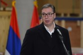 Vučić uručuje orden Stefanu Milenkoviću