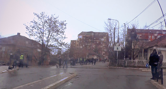 Vučića u Kosovskoj Mitrovici dočekale prazne ulice (VIDEO)