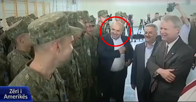 Vučićev čovek, poverenik SNS-a, na zakletvi vojske Kosova (VIDEO)