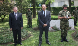 Vulin i Čušev prisustvovali ceremoniji uzimanja grumena zemlje kod spomenika Crvenoarmejcu na Groblju oslobodilaca Beograda (VIDEO)