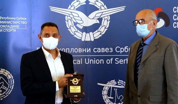 Vulin je PONOVO odlikovan: Zlatna plaketa za doprinos vazduhoplovnom sportu