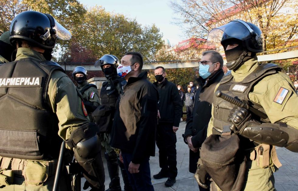 Vulin povodom napada na policiju u Kuršumliji: Srbija neće prepustiti ni centimetar svoje teritorije
