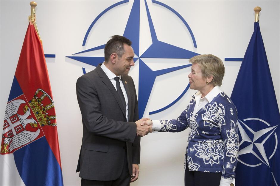 Vulin u sedištu NATO: Srbija neće u NATO