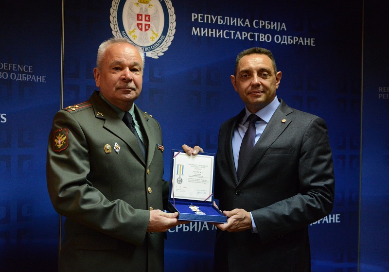 Vulin uručio Vojnu spomen-medalju izaslaniku odbrane Ruske Federacije pukovniku Sobakinu