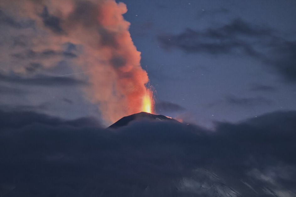 Vulkan Ključevskoj izbacuje pepeo na visinu do 11,5 kilometara