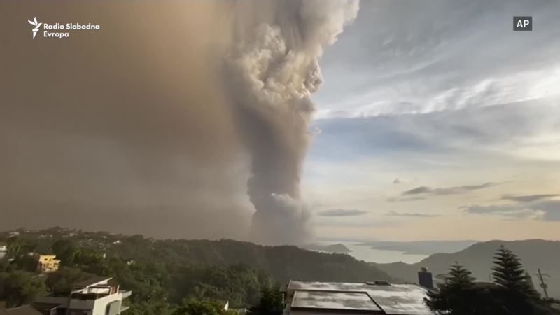 Vulkan Taal izbacuje pepeo, stanovništvo beži