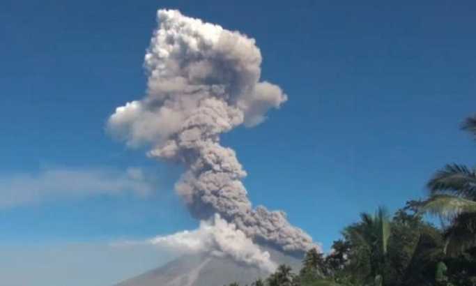 Vulkan bljuje lavu, očekuje se erupcija (VIDEO)