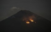Vulkan na Baliju ponovo izbacuje pepeo i lavu