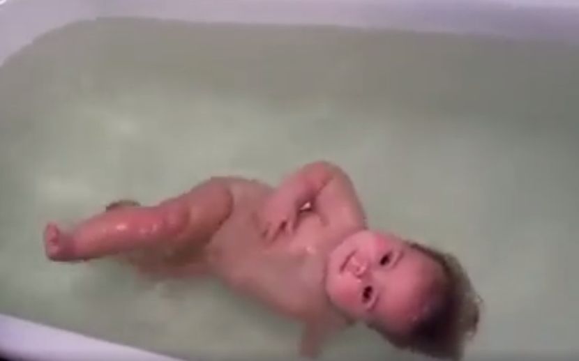 ZA DOBRO JUTRO: Ova beba ima fascinantan talenat, samo da je vidite šta radi kad je spuste u kadicu (VIDEO)