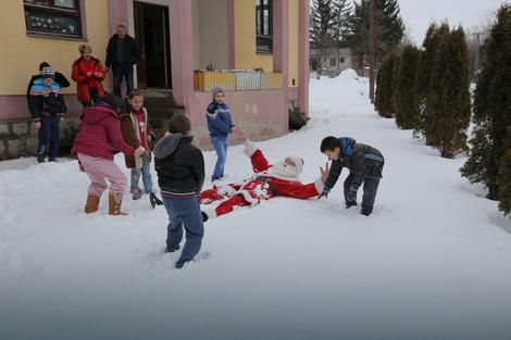 ZA RADOST NIKAD NIJE KASNO Deda Mraz posetio i šestoro učenika u selu kod Babušnice