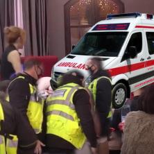ZABRANJEN SNIMAK SE POJAVIO PONOVO: Dobija udarac u stomak, hitna pomoć je odmah sa imanja prebacuje u bolnicu - najjezivija scena u rijalitiju (VIDEO)
