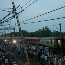 ZAČUO SE ZVUK GROMA I VOZ SE PREVRNUO, NASTAO JE HAOS Potresne ispovesti svedoka i preživelih železničke nesreće u Indiji (VIDEO)