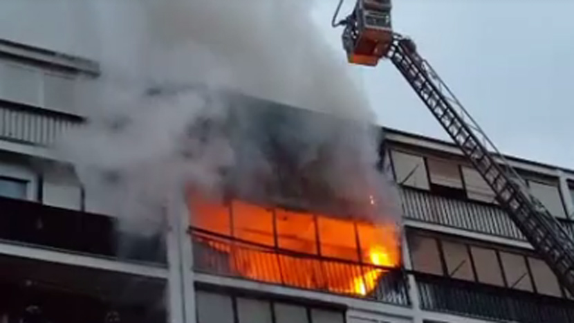 ZAGREPČANE PROBUDIO VELIKI POŽAR: Kuljao crni dim, vatrogasci spuštali ljude sa petog sprata (VIDEO)