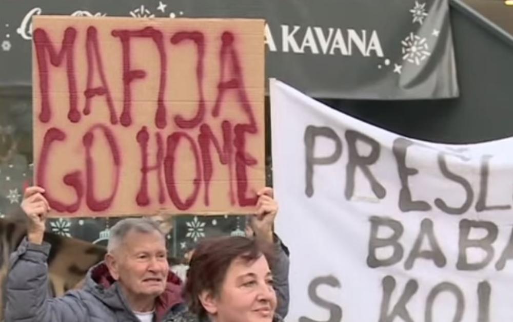 ZAGREPČANI UPUTILI JASNU PORUKU GRADONČELNIKU: Za Milana Bandića transparent MAFIJA GO HOME (VIDEO)