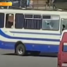 ZAHUHTAVA SE TALAČKA KRIZA U UKRAJINI: Otmičar iz autobusa BACA GRANATE, odbija da se preda (VIDEO)