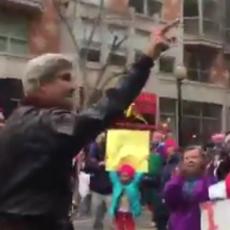 ZAJEDNO SA PSOM BENOM: Keri se pridružio „ženskom maršu“ protiv Trampa u Vašingtonu (VIDEO)