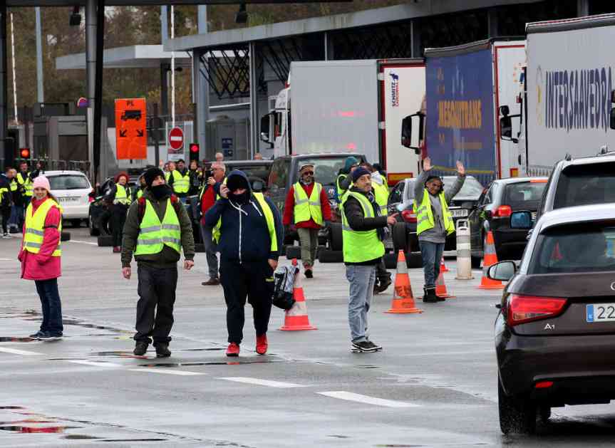 ZAKUCAO SE AUTOM U KAMION BARIKADU I POGINUO: Sedma žrtva protesta u Francuskoj! Kamionom bio blokiran put na granici sa Belgijom!