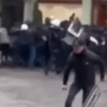 ŽANDARMERIJA MORALA DA REAGUJE: Žestoka tuča navijača Vojvodine i Partizana, letele kamenice i stolice (VIDEO)
