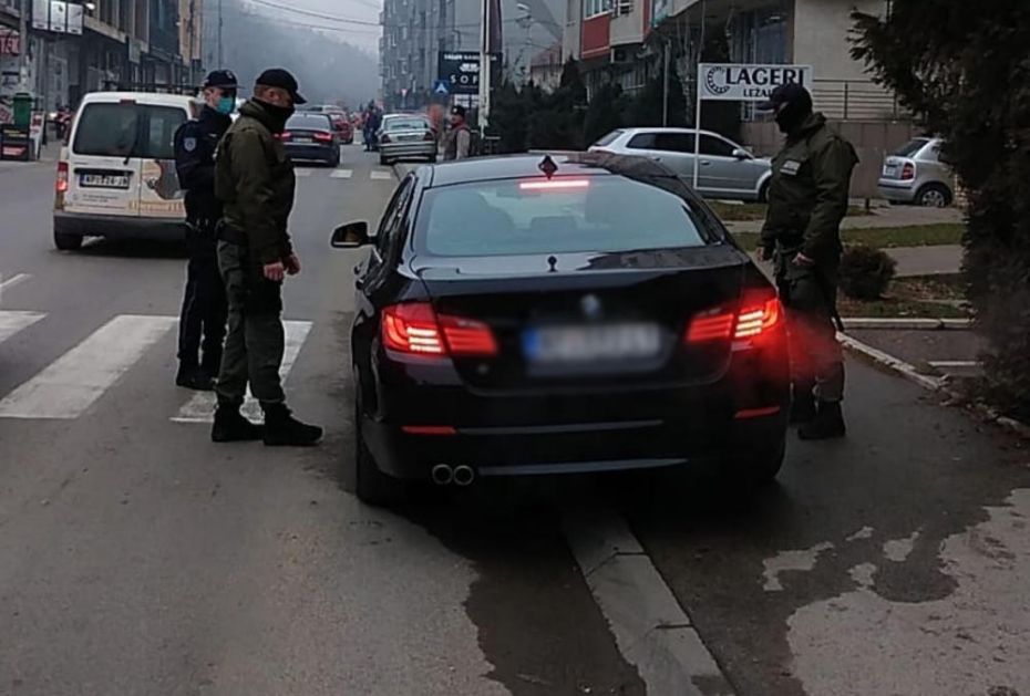 ŽANDARMERIJA NAPUSTILA NOVI PAZAR POSLE 54 DANA: Policajci preventivno na ulicama, proveravaju da li neko nosi oružje