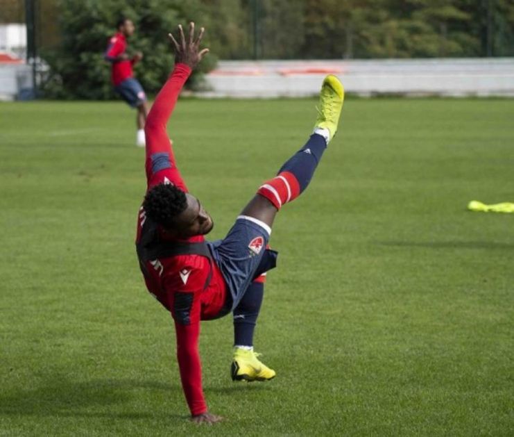 ŽANDER JE MAJSTOR KAPUERE: Evo kako Brazilac iz Crvene zvezde primenjuje borilačku veštinu u fudbalu (VIDEO)