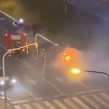 ZAPALIO SE AUTOMOBIL: Vozilo u plamenu na Novom Beogradu (VIDEO)