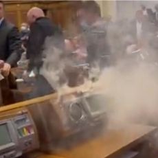 ZAPALIO SE PARLAMENT! Iz glasačke kutije počeo da kulja dim, prekinuta sednica, poslanici se izbezumljeni dali u beg (VIDEO) 