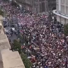 ZAPANJUJUĆI SNIMAK IZ FRANCUSKE: Ogroman broj ljudi se okupio u Nanteru na protestima (VIDEO)